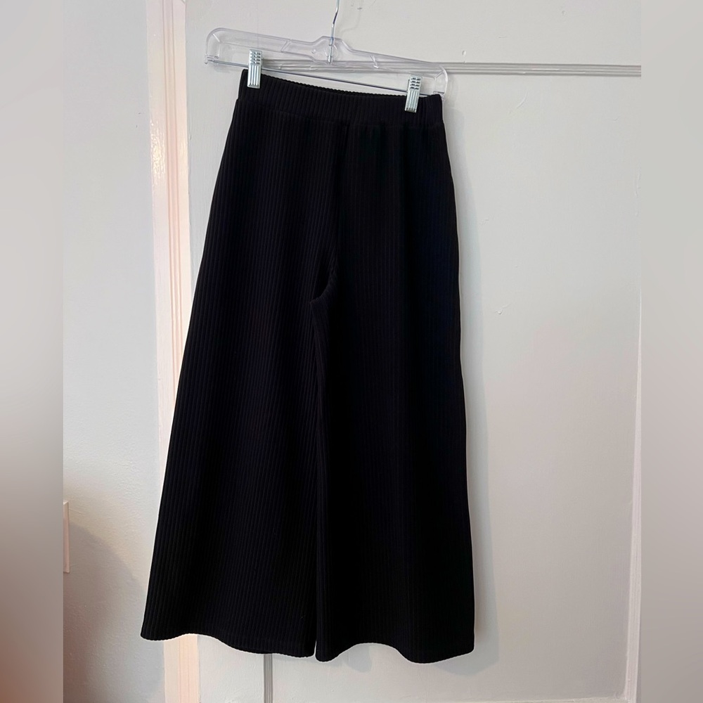 Forever 21 casual or business casual black capri length pants